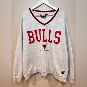 Vintage XL Chicago Bulls NBA Oversized V Neck Sweatshirt